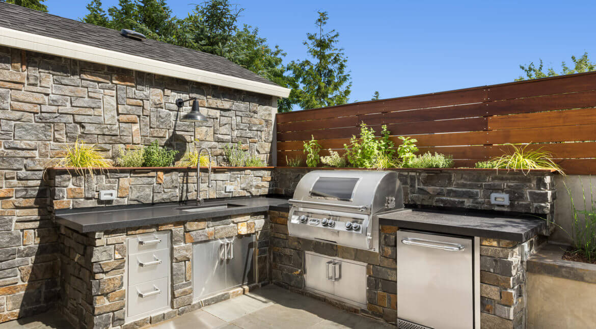 How to choose the perfect sink for the outdoor kitchen of your dreams